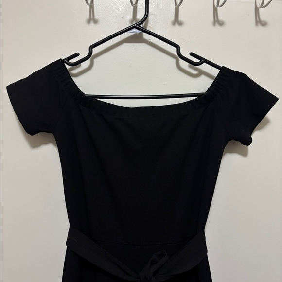 Elegant Black Off-Shoulder Jumpsuit - Picture 3 of 6